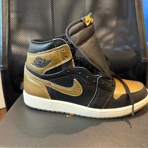 Nike Men's Black and Gold Sneakers